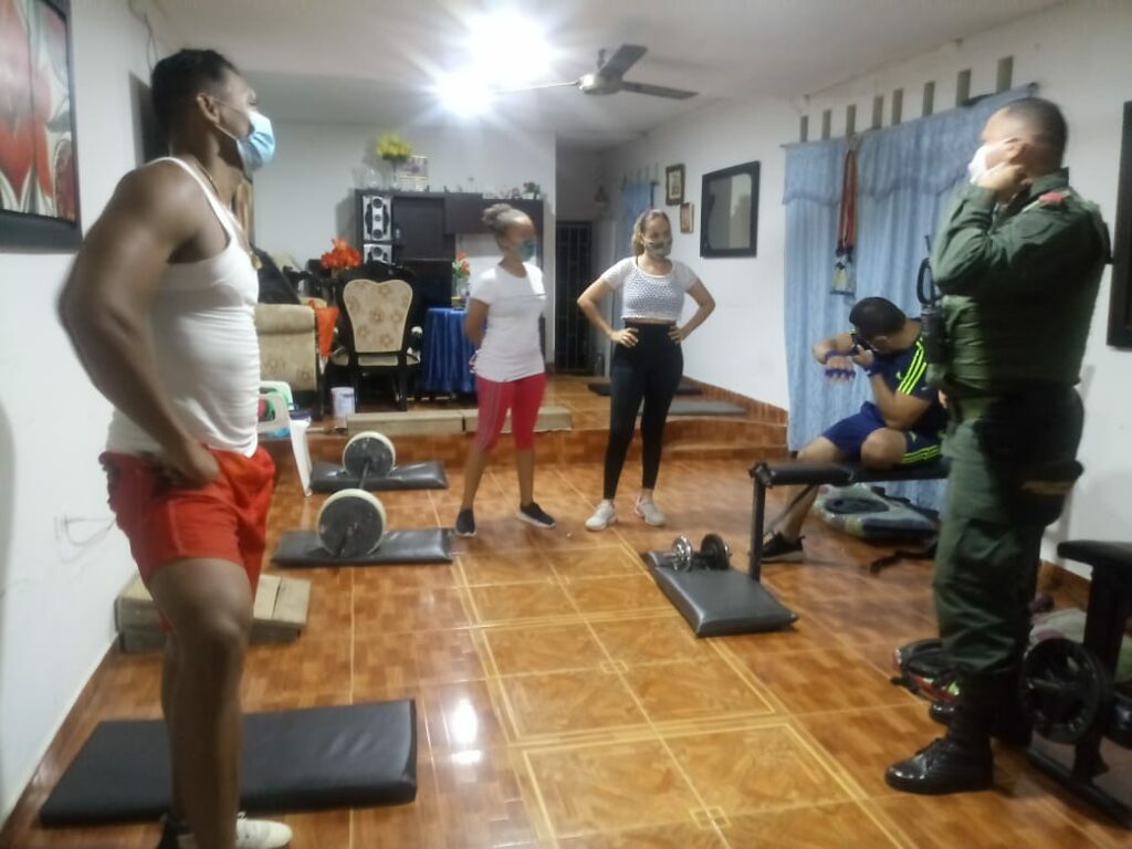 El colmo, Policía descubre gym clandestino en el barrio con más contagios de Lorica