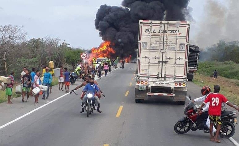  Camión cargado de gasolina se volcó e incendió causando la muerte a siete personas y quemaduras a otras que intentaban saquearlo