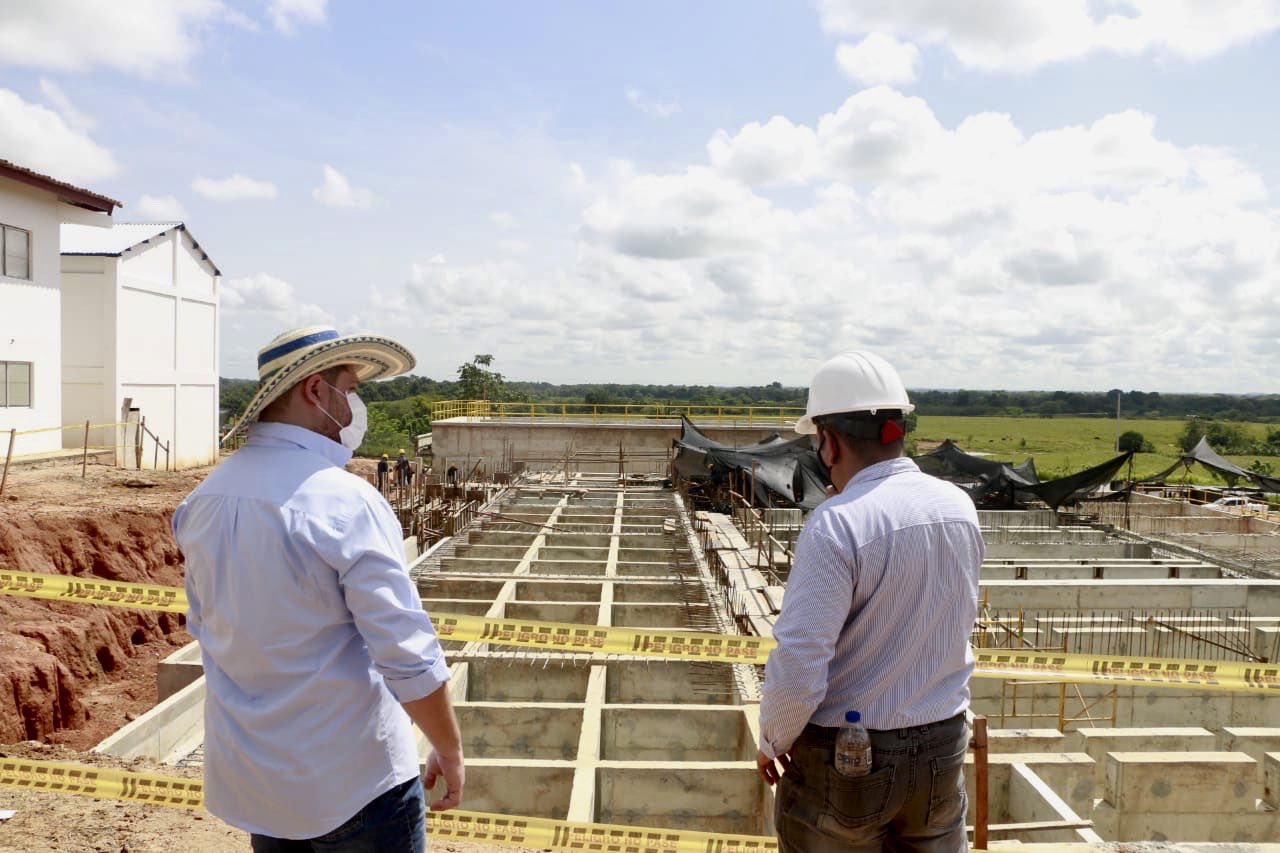 Gobernador Orlando Benítez visitó la obra del Acueducto Regional del San Jorge que avanza en un 73%