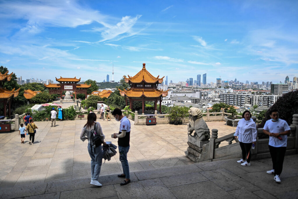 Normalidad en Wuhan: los jóvenes ya no usan mascarillas y volvieron los turistas