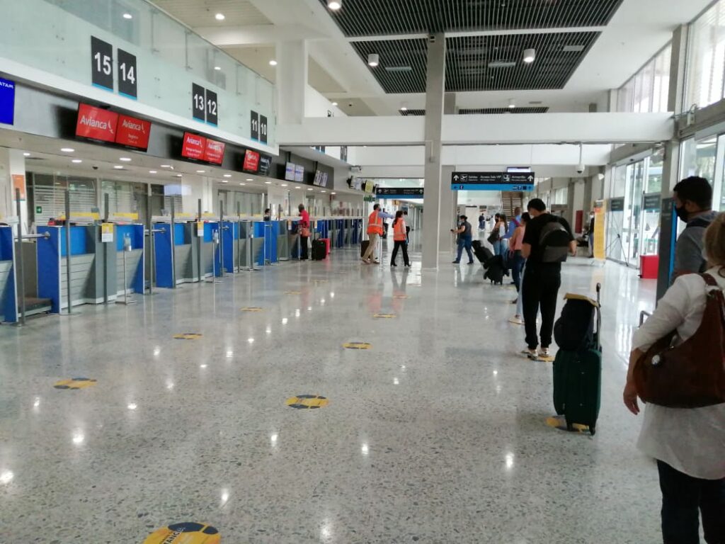 Pasajeros están listos para despegar desde el aeropuerto Los Garzones