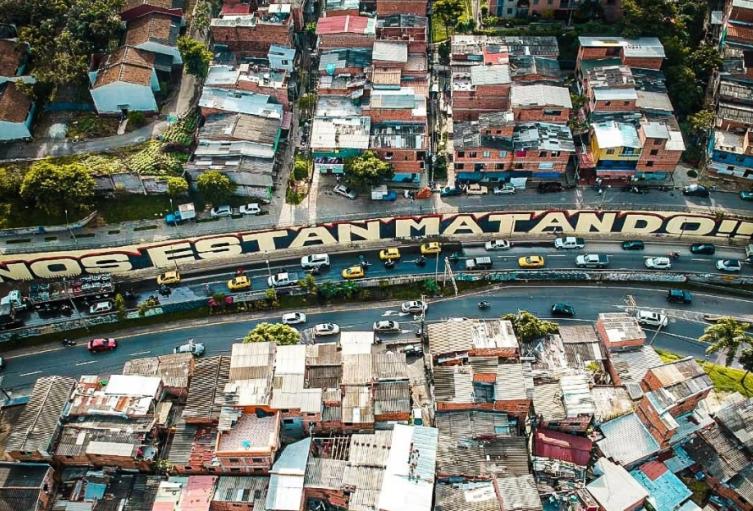 'Nos están matando', con un enorme mural un colectivo expresa su indignación en Medellín