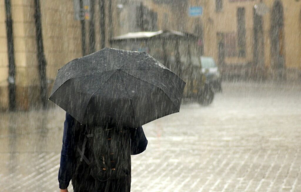 ¿Puede un virus propagarse a través de la lluvia?