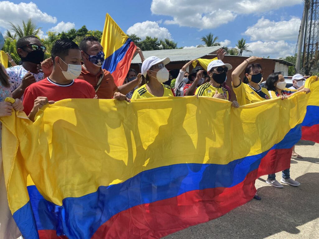 Caravana llegó hasta 'El Ubérrimo' para celebrar la libertad del exsenador Álvaro Uribe