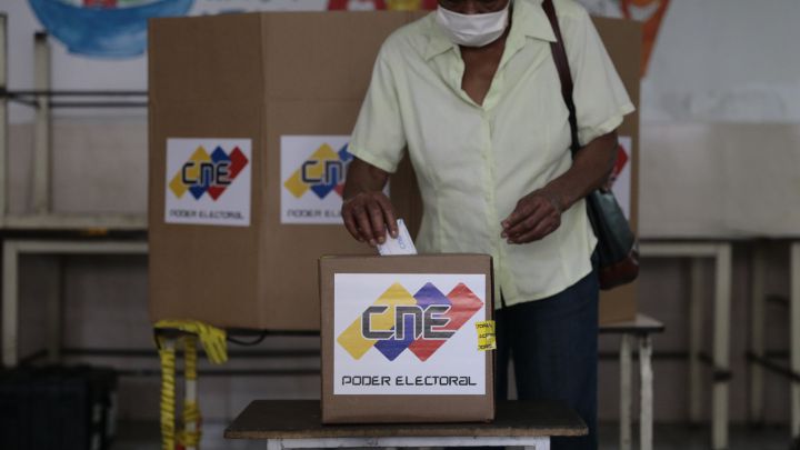 Candidatos del oficialismo de Venezuela ganan parlamento con 67,6% de 5,2 millones de votos