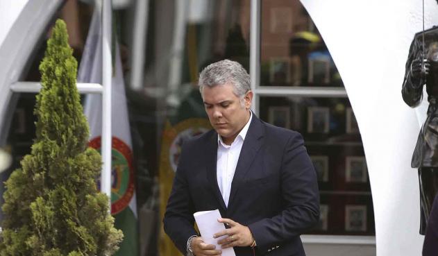  Presidente decreta tres días de duelo en Colombia por muertos de covid-19