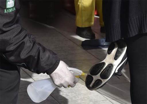  Desinfectar zapatos y otros protocolos que no sirven contra covid-19