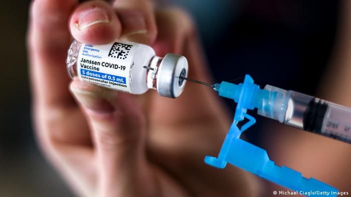SuperSalud investiga 396 casos de personas vacunadas contra el Covid-19 sin estar priorizados