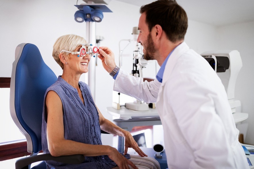  Mujeres blancas y mayores de 50 años tienen más riesgo de desarrollar degeneración macular