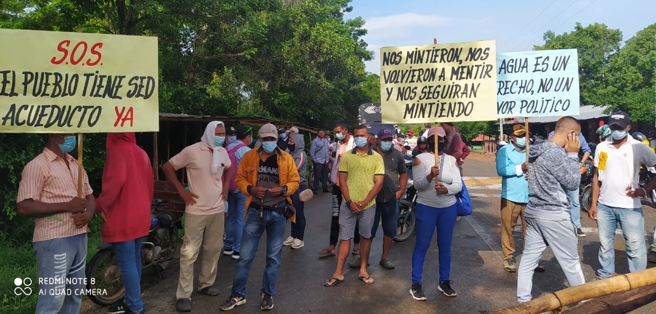  Habitantes de San Anterito bloquean vía Montería – Tierralta, tienen sed