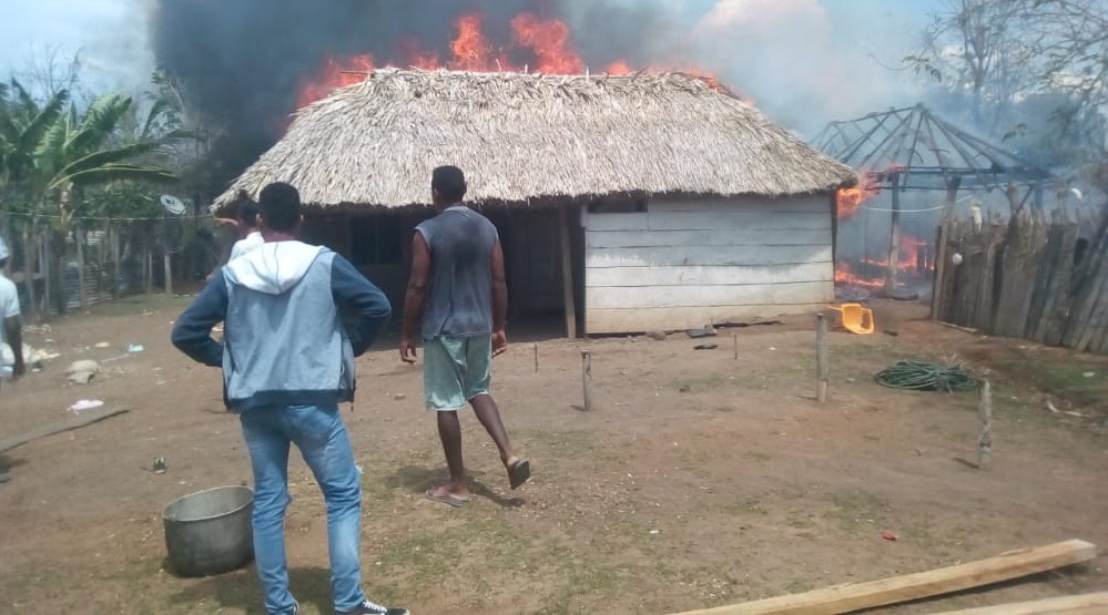  Incendio deja en la calle a una familia en Moñitos