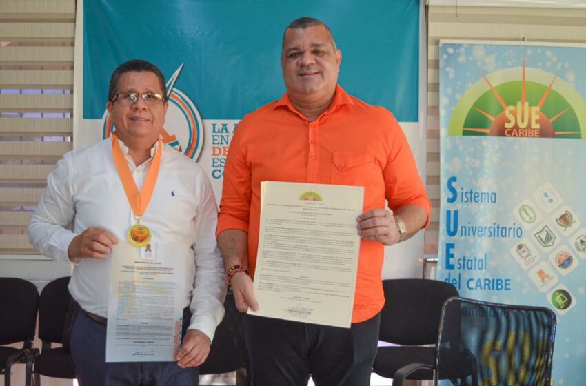  Rector de Unicor recibió medalla de honor por la Universidad de La Guajira