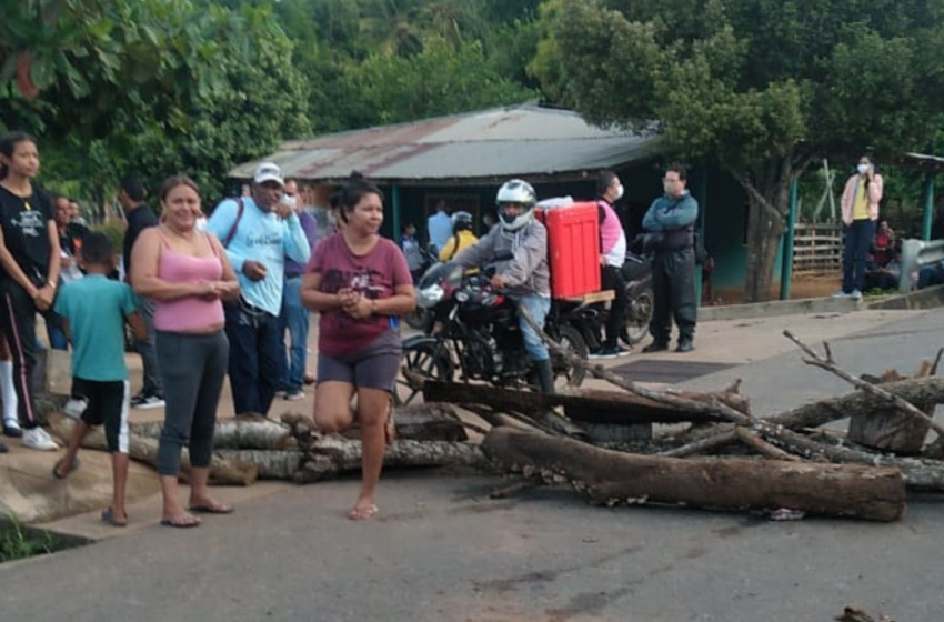  Bloquean vía Montería-Tierralta, comunidad exige reductores de velocidad