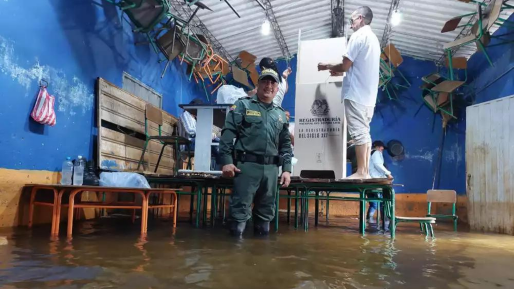 Inundados, así ejercen su derecho al voto los habitantes del sur del departamento de Sucre