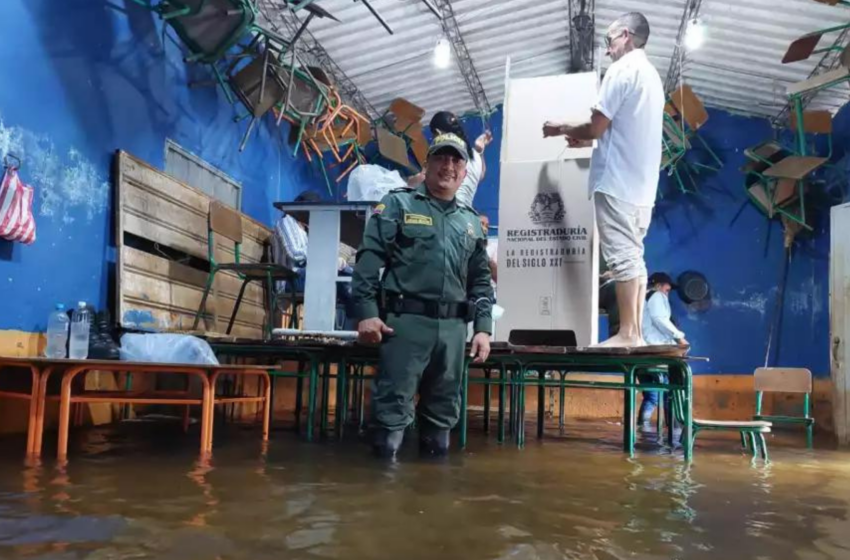 Inundados, así ejercen su derecho al voto los habitantes del sur del departamento de Sucre