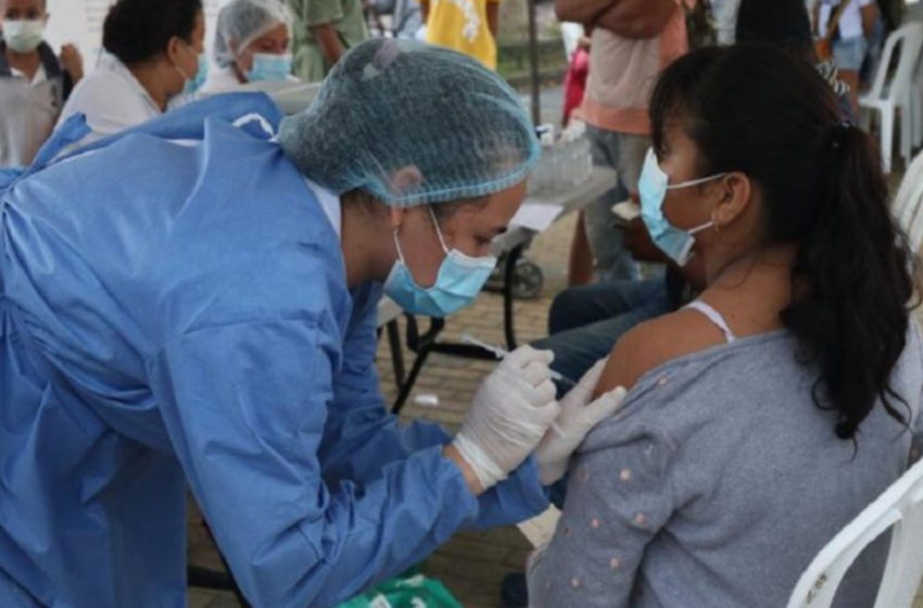  Secretaría de Salud instaló punto de vacunación contra la covid en el Coliseo de Ferias
