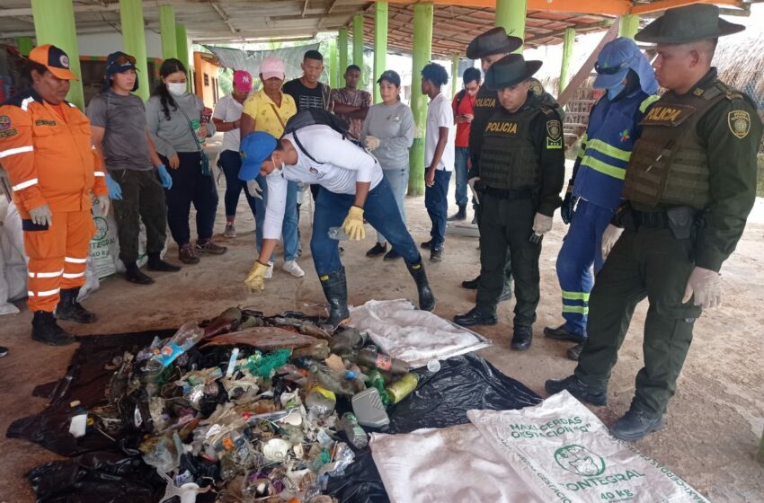  Policía y otras entidades limpian las playas de San Antero