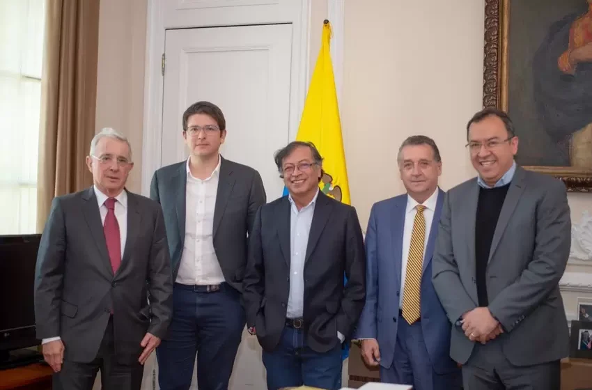 Petro y Uribe dialogaron sobre la reforma tributaria y la invasión de tierras