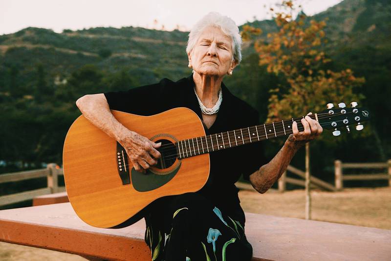  Mujer de 95 años es nominada en los Latin Grammy