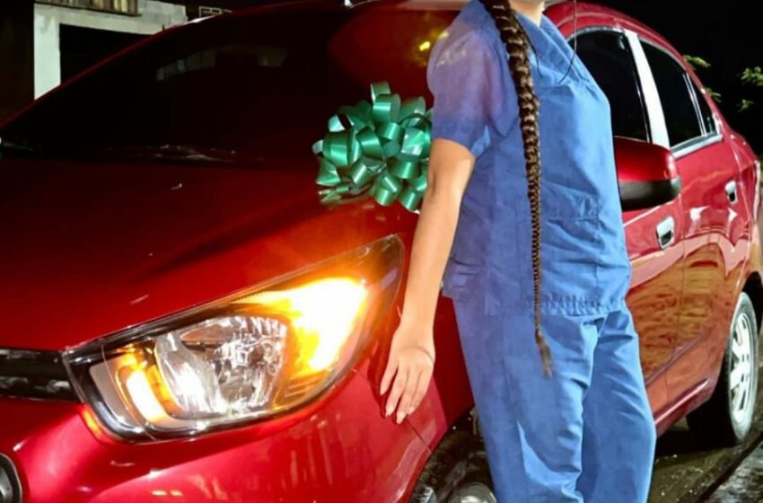  Andrea Valdiri sorprendió a su empleada Kelly con un automóvil por el día de su cumpleaños