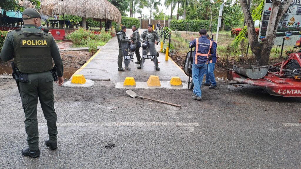 Alcaldía de Montería dialoga con comunidad que bloquea acceso al Aeropuerto Los Garzones