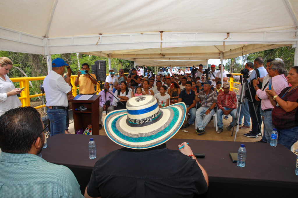Gobernador Orlando Benítez entrega obras en zona rural de Canalete