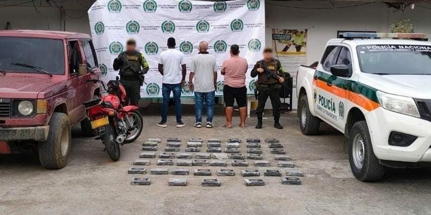  Policía captura a tres hombres transportando pacas con cocaína