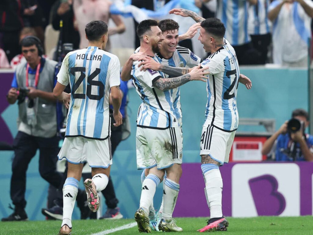 Argentina supero a Croacia en semifinales y esta más cerca del título mundial