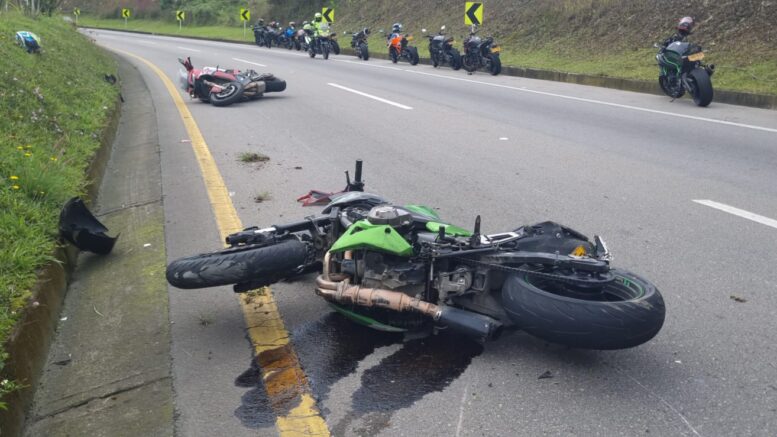  Imprudencia de motociclista casi causa tragedia en una vía