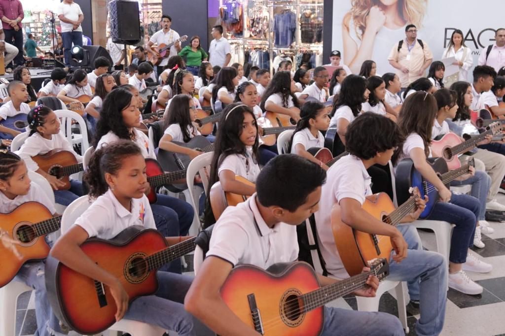 'Montería entre Guitarras' graduó a 80 estudiantes por segundo año consecutivo