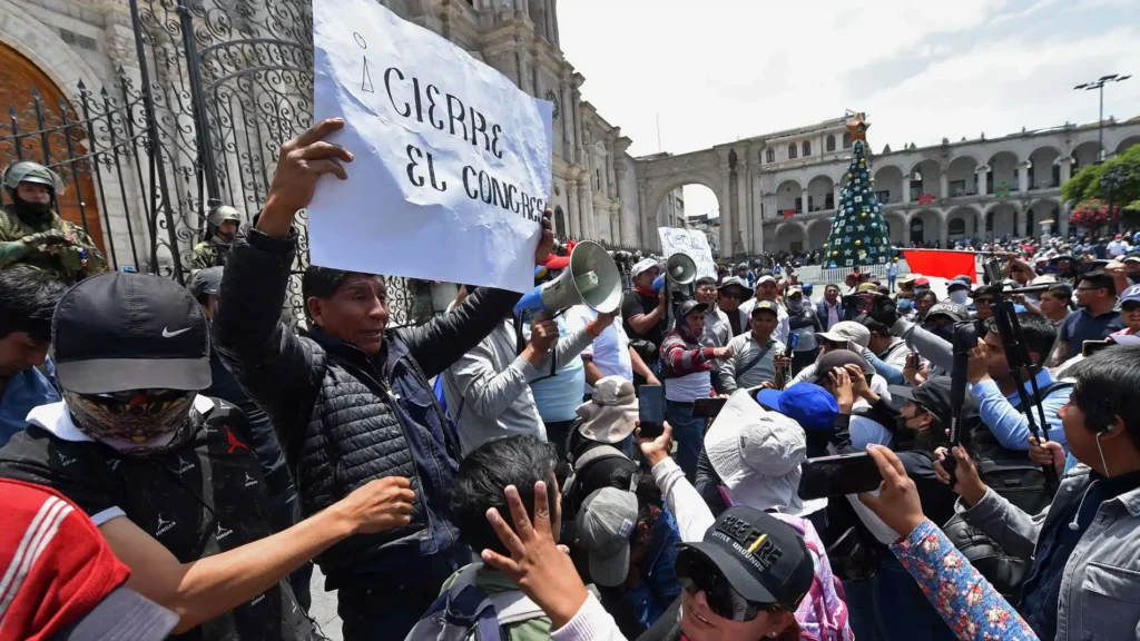 Crisis en Perú: declaran estado de emergencia durante 30 días