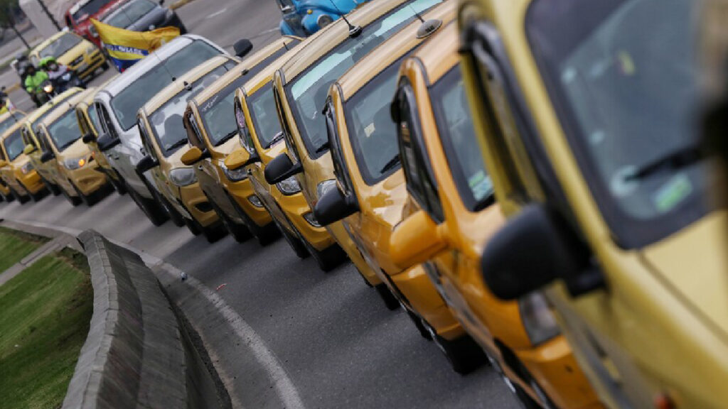 Gremio de taxistas no descarta paro nacional por alza en precio de la gasolina