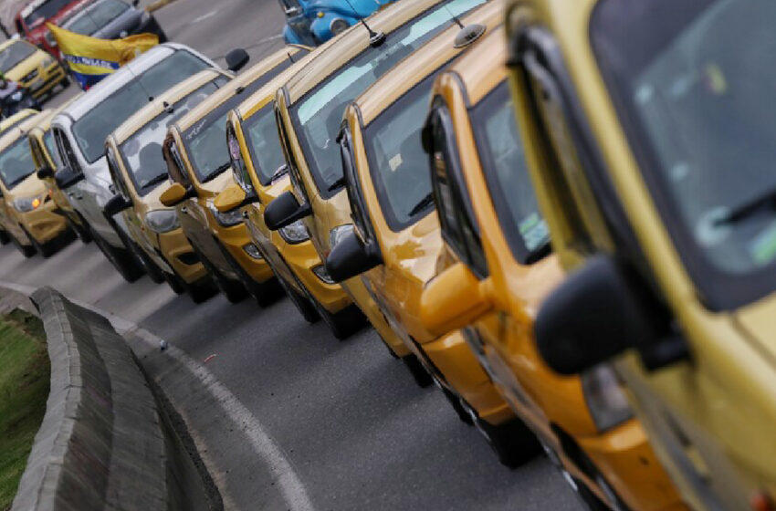 Gremio de taxistas no descarta paro nacional por alza en precio de la gasolina