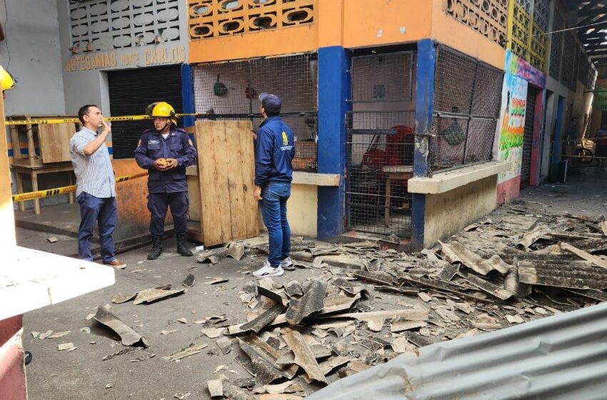 Alcaldía atiende emergencia por colapso de una parte del techo en el Mercado de los Cuatro Patios