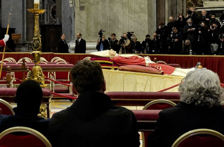 Capilla ardiente de Benedicto XVI abre por segundo día en espera del funeral