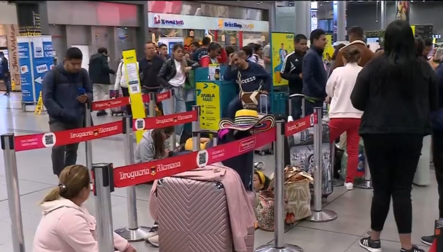 Miles de pasajeros 'varados' en aeropuertos del país por cierre de operaciones de Viva Air