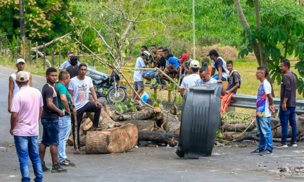 Gobierno endurece su posición y manifestantes reaccionan con violencia en el paro minero en Antioquia