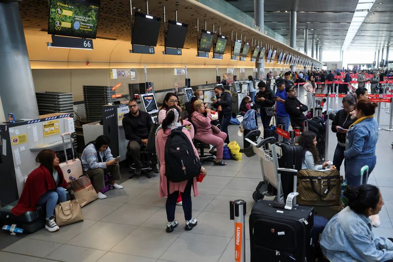 Más de 379.000 viajeros afectados por la crisis de Ultra Air: Mintransporte