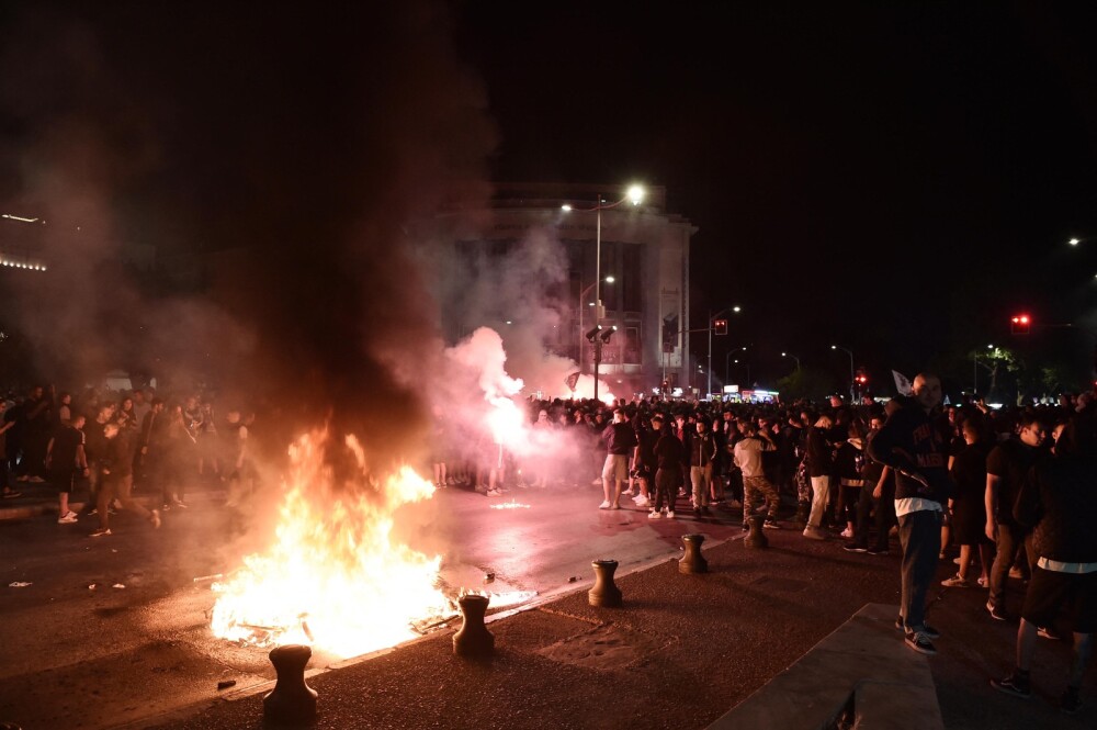 Impresionantes imágenes de la agresión de hinchas y policía en Grecia