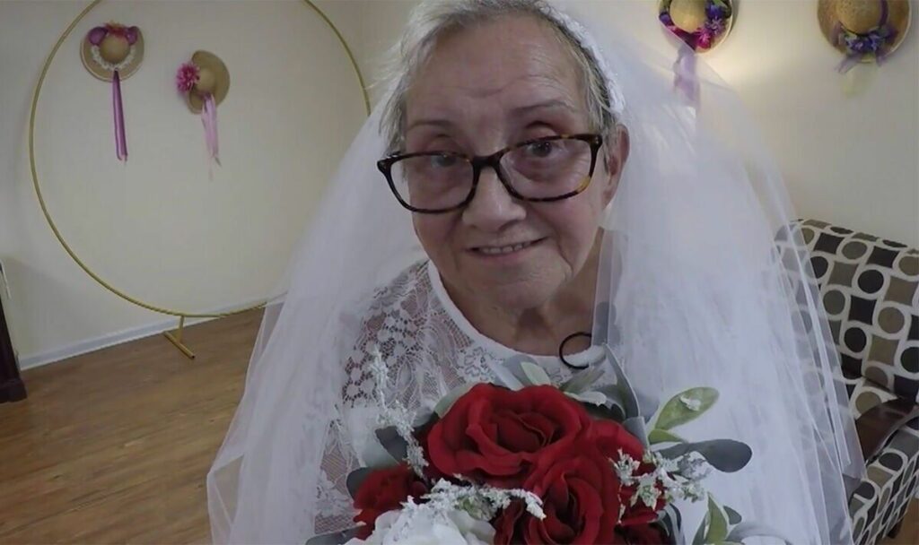 Una mujer se hizo viral por casarse con ella misma luego de 40 años de estar soltera