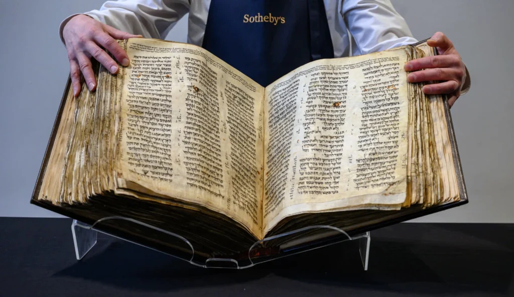 Qué es el Códex Sassoon, el texto bíblico más caro del mundo  vendido en US millones