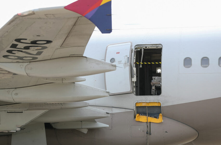  Un pasajero abrió la puerta de emergencia de un avión en pleno vuelo