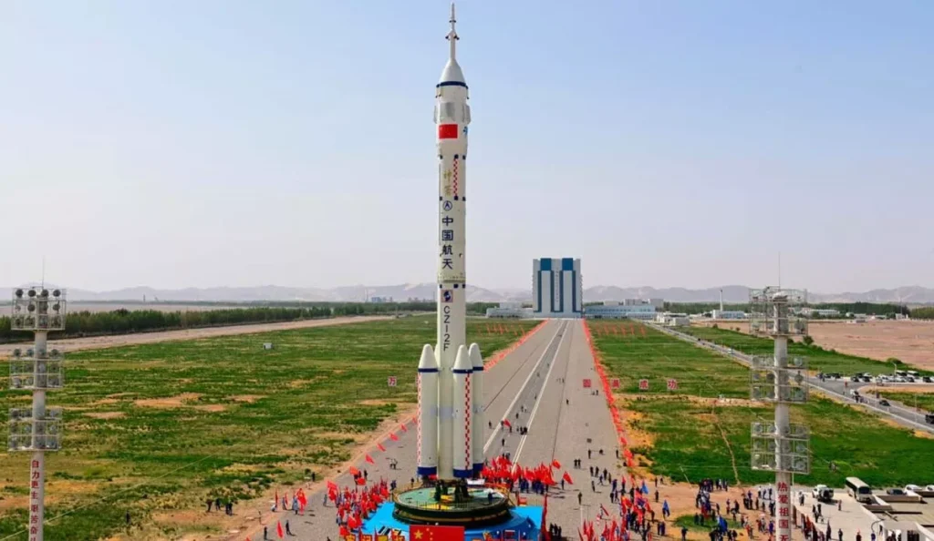 Misión china con el primer astronauta civil llega a la estación espacial Tiangong