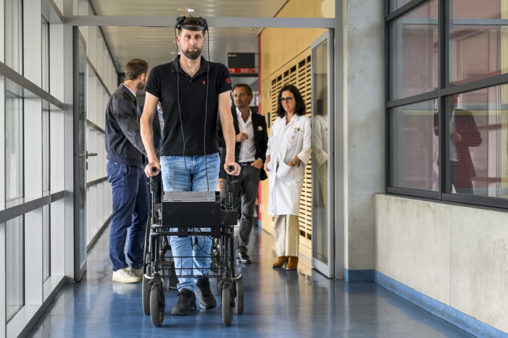 Hombre con parálisis vuelve a caminar gracias a interfaz activada por sus pensamientos