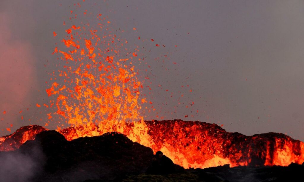 Las impactantes imágenes que deja erupción de un volcán cerca a la capital de Islandia