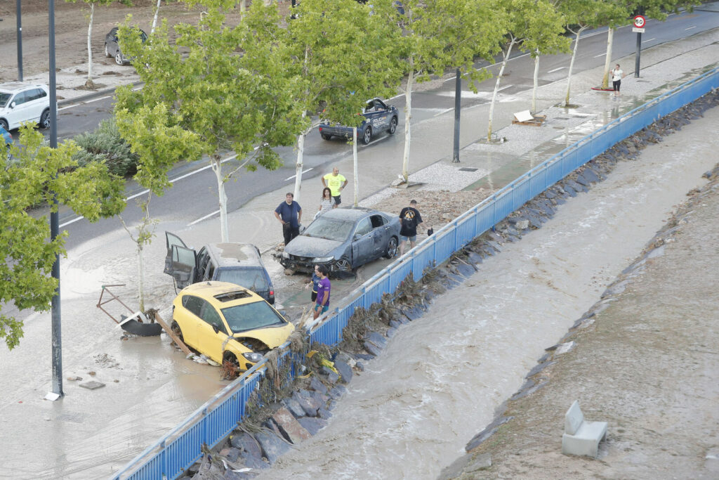 Inundaciones por fuerte tormenta en Zaragoza, España, arrastraron vehículos