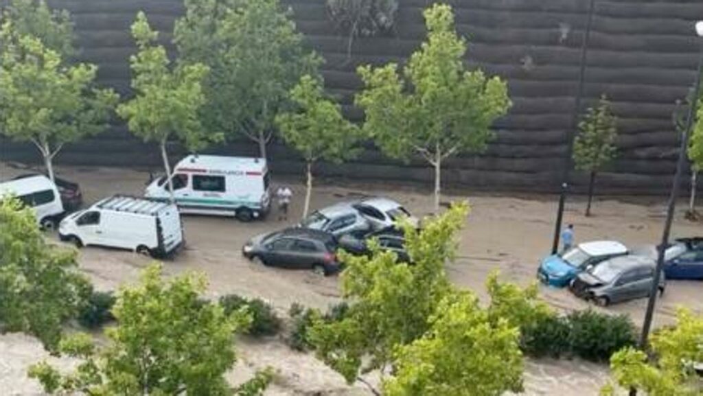 Inundaciones por fuerte tormenta en Zaragoza, España, arrastraron vehículos