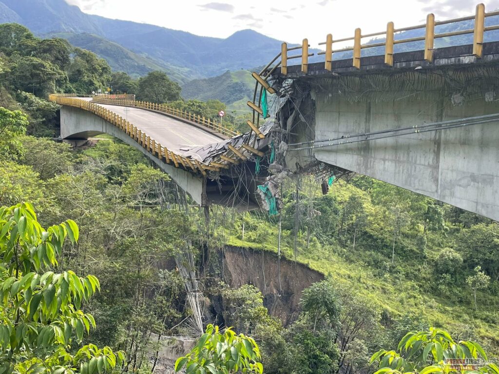 ¿Qué dicen los constructores sobre el colapso del puente Los Grillos?