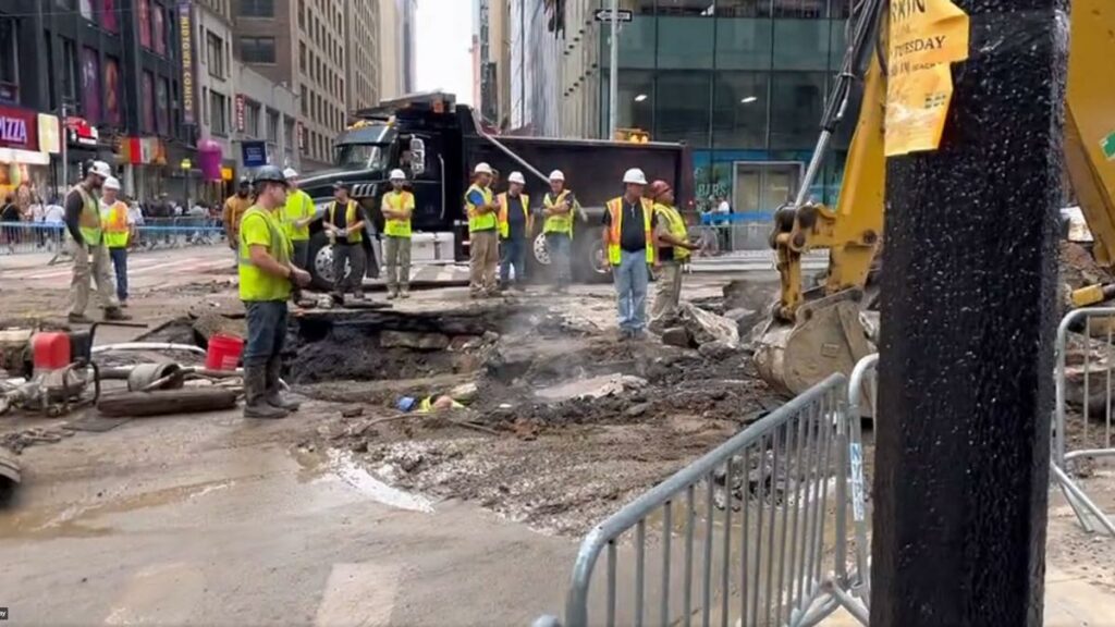 La rotura de una tubería inundó Times Square y el metro de Nueva York