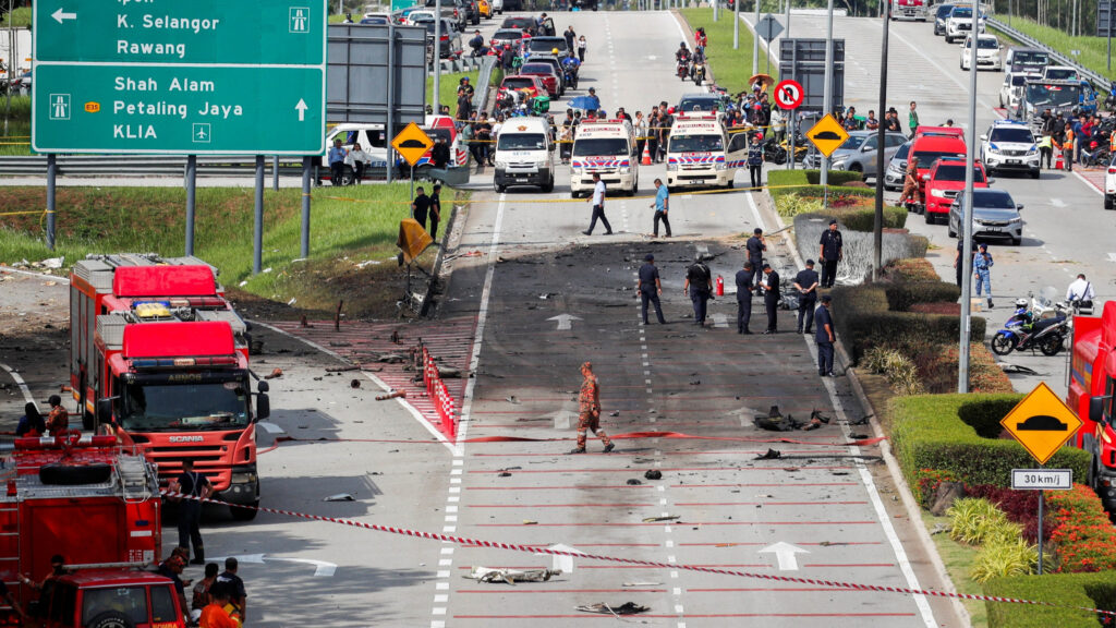 Avioneta cayó en una autopista y dejó diez muertos en Malasia